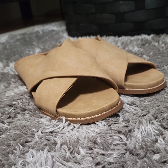 Tahari Acacia Cross Slide Sandal Women’s Comfort Flat  - Picture 5 of 7